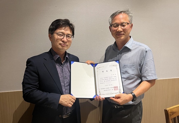 전북치대 총동문회 이융근 회장(왼쪽)과 김창균 고문변호사.