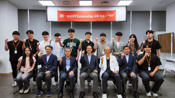 단국치대 학생들이 externship 교육 수료식 후 최규옥 회장 및 연구원장들과 단체사진 촬영에 나섰다.