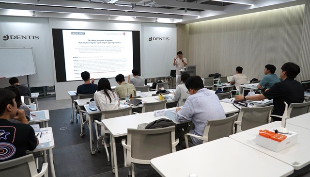 덴티스 OF가 주최한 ‘PROSTHESIS SEMINAR_부분무치악 환자의 임플란트 치료계획’의 강연 모습.