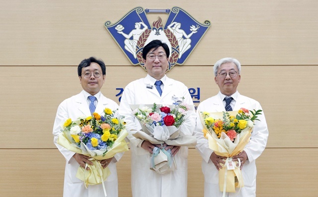 꽃다발을 받아 든 신임 병원장들. 왼쪽부터 김형섭 경희대치과병원장, 오주원 경희대의료원장, 김종우 경희대병원장.