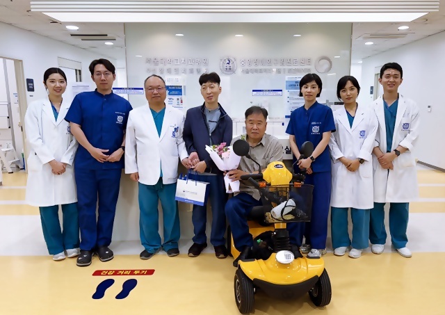 개소 6주년을 기념해 중앙장애인구강진료센터 의료진들이 내원 환자에게 꽃다발과 기념품을 전달하고 있다.