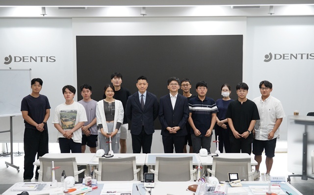 덴티스 OF 주최 ‘CTS_한국치의임상 Field Manual : 엔도, 레진편’ 참가자들이 세미나 종료 후 기념 촬영을 하고 있다.