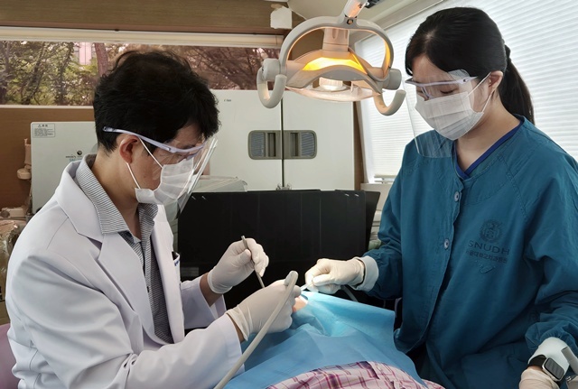 관악노인종합복지관을 찾은 김선영 원장이 어르신 환자를 진료하고 있다.
