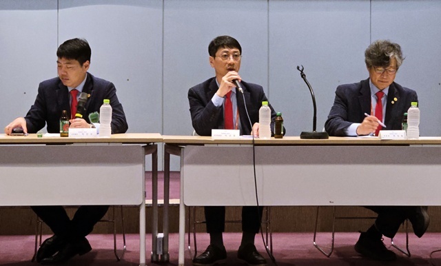 14일 가진 기자간담회에서 이선장 조직위원장이 대회 현황을 설명하고 있다. 오른쪽이 전상원 대회장, 왼쪽은 박인오 사무총장.