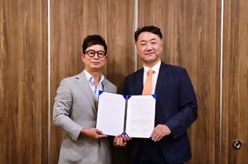 구강악안면임플란트학회 황재홍 회장(왼쪽)과 구강악안면외과학회 이부규 회장.