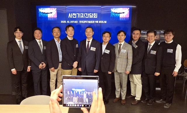 지난 21일의 사전 기자간담회 후 곽재영 회장(가운데)과 참석 임원들이 카메라 앞에서 나란히 포즈를 취했다. 왼쪽부터 김경록 공보간사, 장재승 공보이사, 백상현 재무이사, 김선재 부회장, 곽재영 회장, 김형섭 부회장, 이규복 총무이사, 하승룡 섭외이사, 박지만 학술이사, 이현종 학술간사.
