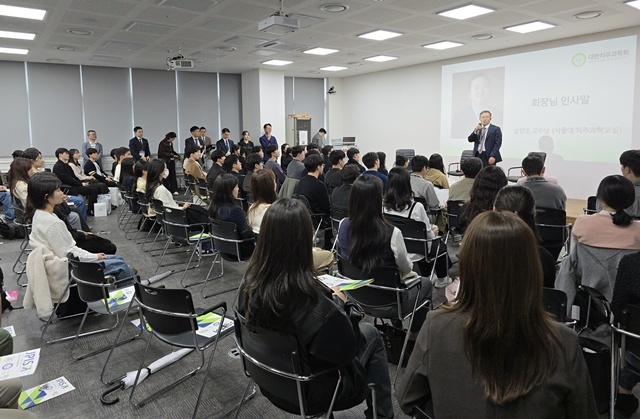 전공과목 선택을 앞둔 예비 전공의들을 위한 가치공감 토크콘서트가  큰 호응을 얻고 있다.  설양조 회장의 인사말 순서.