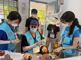 중복 찜통더위 속 캄퐁톰에서 진료봉사