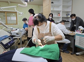 매주 일요일.. 그들은 치과에서 온기를 찾는다